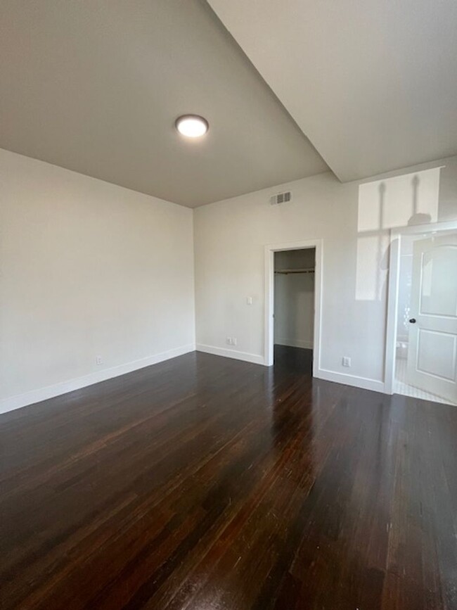 Building Photo - 826 Isabella St