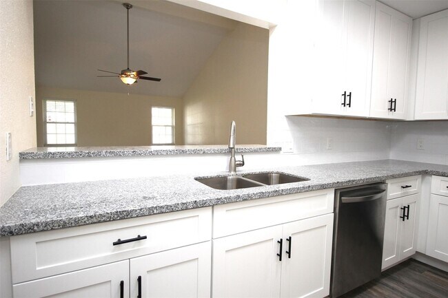 Building Photo - 805 Willow Creek Dr