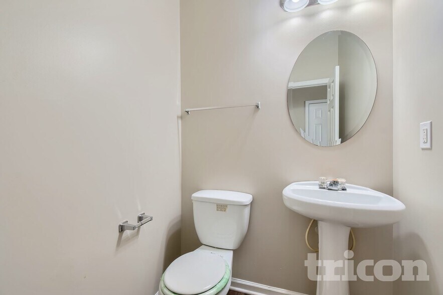 Building Photo - 30 Silver Willow Walk
