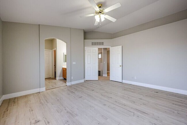 Building Photo - Beautiful 4 Bed 2000+ SFT property in Wind...