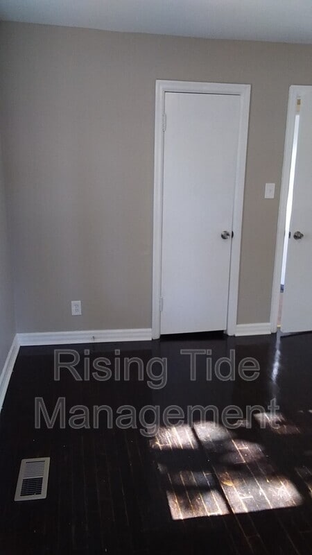 Building Photo - 900 Lynn Dale Ln