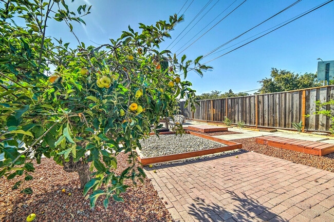 Building Photo - 2475 Armstrong Pl