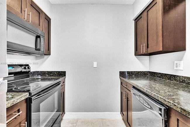 Building Photo - 2820 N Oakland Forest Dr