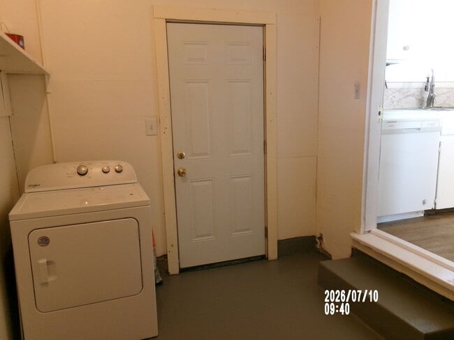 Building Photo - Very nice Home located in the Carrasland Area!