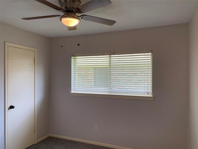 Building Photo - 1243 Park Knoll Ln