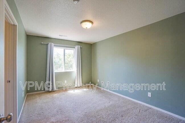 Building Photo - 2116 NE 115th Ct