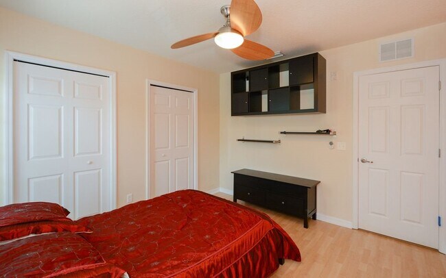 Building Photo - Lakeside Village Townhouse 2 Bedroom  2.5 Bath Available for Short-Term Rental