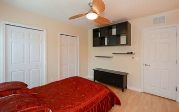 Building Photo - Lakeside Village Townhouse 2 Bedroom  2.5 Bath Available for Short-Term Rental