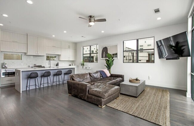 Building Photo - 2307 N Carroll Ave