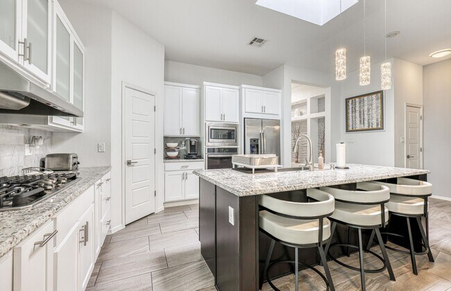 Building Photo - We have a beautiful home fully furnished with 4 bedroom-2 baths
