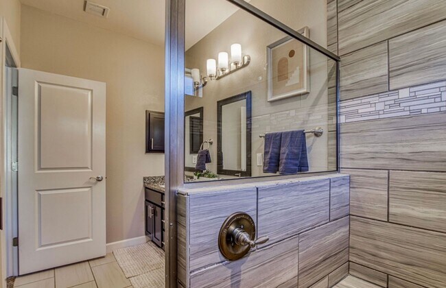 Building Photo - Furnished Eastside Beautiful 3 bed/2 baths...