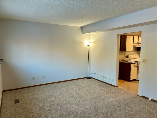 Building Photo - 3 Bed 1 Bath New carpet and paint!