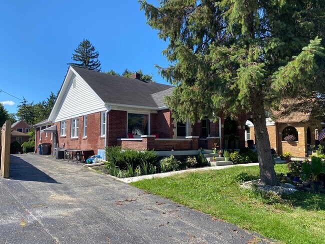 Building Photo - 5453 E 10th St