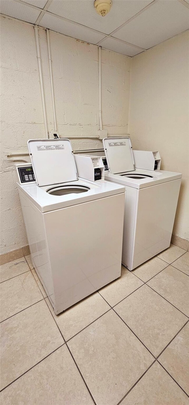 Building Photo - 2000 NE 135th St