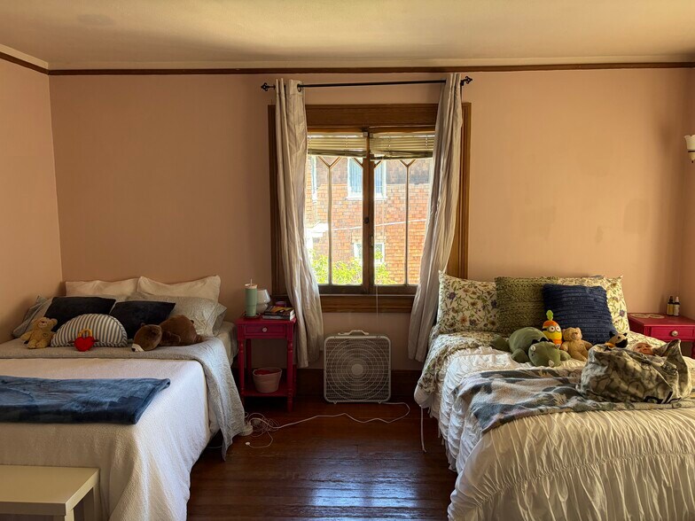 Large double bedroom - 2615 Parker St