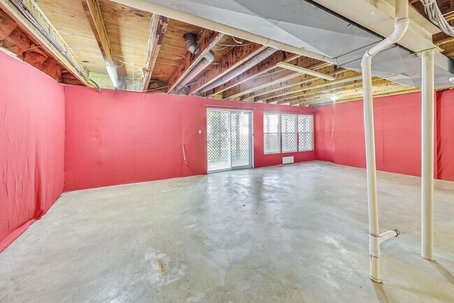 Building Photo - Cool on Cool Spring! Large SF 4 Bed + 2.5 BA