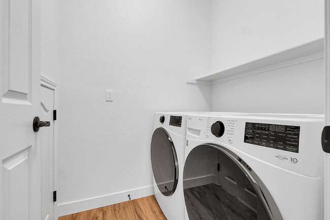 Building Photo - $2,540.95- 3 Bed, 3 Bath Townhome in Aurora with Central AC, In Unit Laundry and Patio Space!