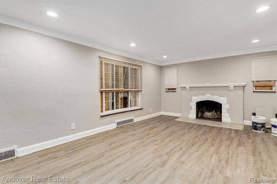 Building Photo - 5574 Buckingham