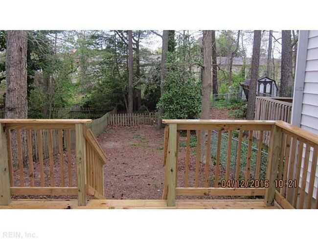 Building Photo - Spacious two-bedroom townhouse