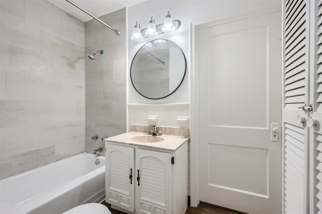 Building Photo - 4001 Tonkawood Rd