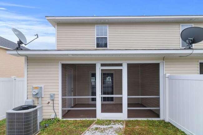 Building Photo - Townhome in The Burroughs at Carolina Plantations | Fenced Backyard