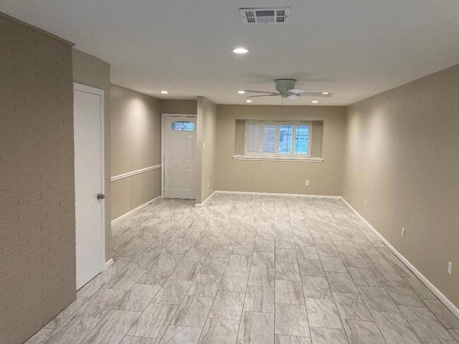 Building Photo - 407 Oak Vista Dr