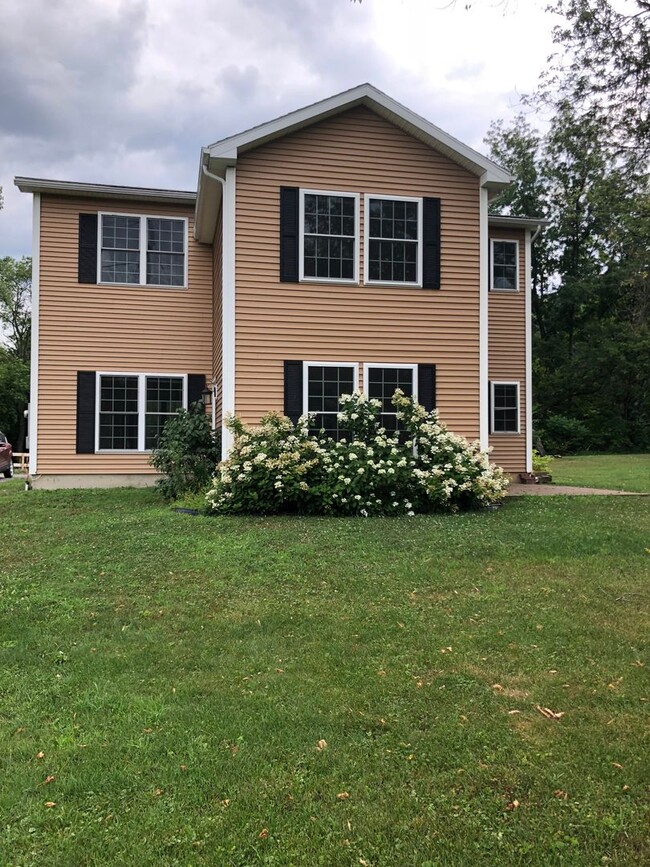 Building Photo - Gorgeous 3 Bedroom Home in Country Setting