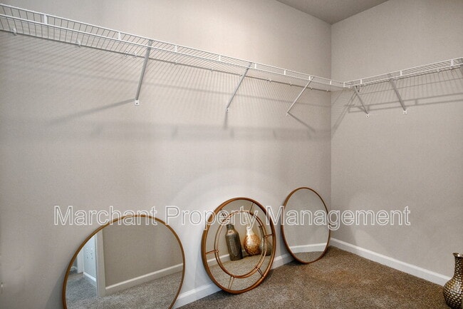 Building Photo - 27 English Ct