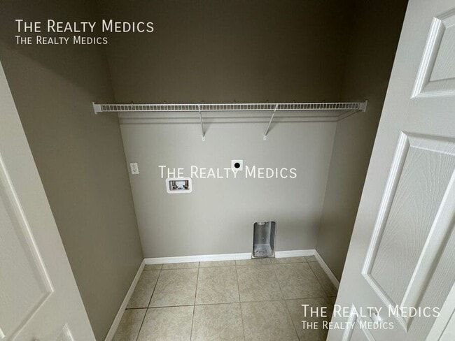 Building Photo - 548 Albatross Dr