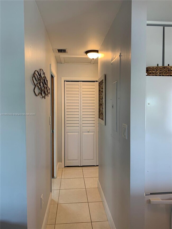Building Photo - 112 Captains Ct