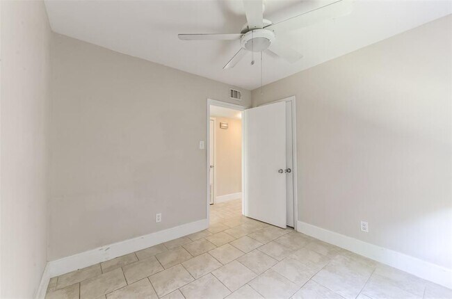 Building Photo - 1119 Howard Ln