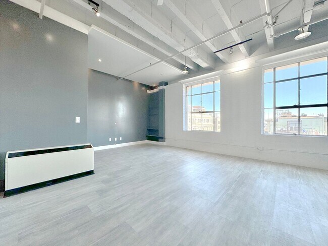 Building Photo - Top floor modern crafted spacious 1 Bed + ...
