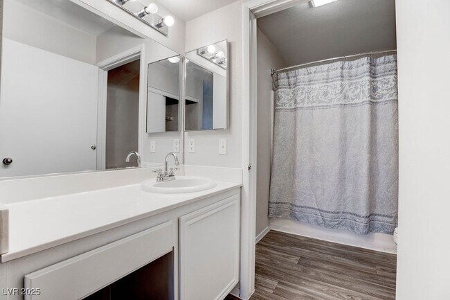 Building Photo - 8070 W Russell Rd