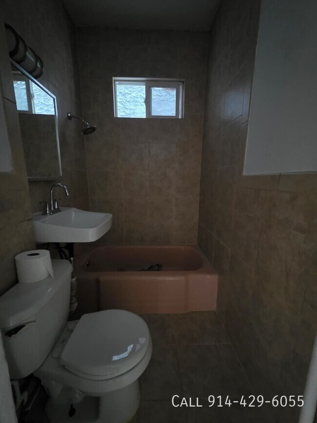 Building Photo - 143 Voss Ave