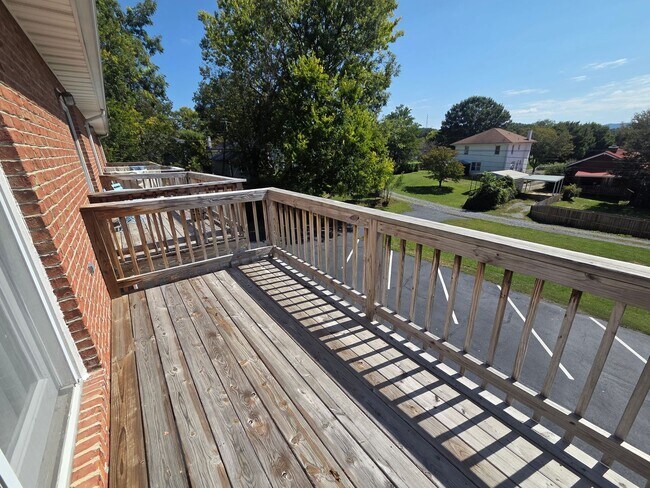 Building Photo - 2 bedroom  1 Bath Brick  condo great locat...