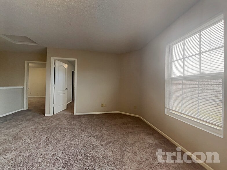 Building Photo - 1618 Howell Dr