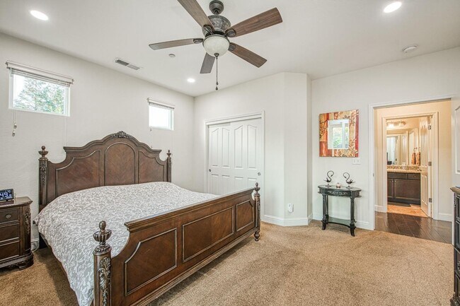 Building Photo - Spacious Home on Oversized Lot with Pool and Solar!