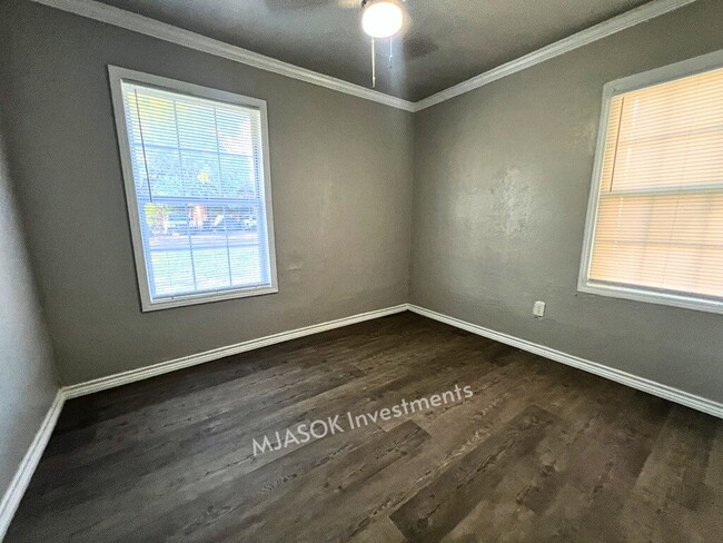 Building Photo - 4 Bedroom Home in Lawton — Available Now