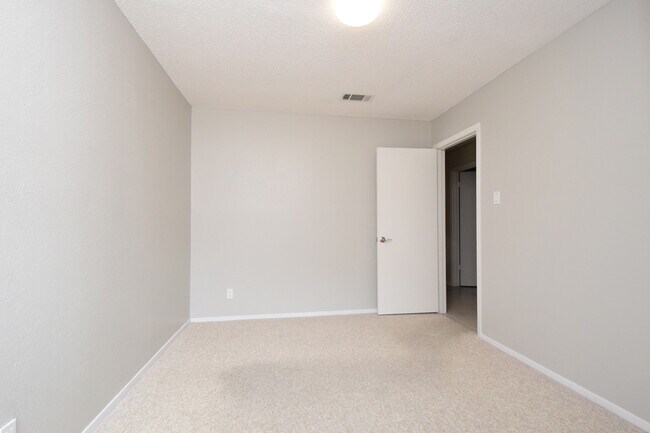 Building Photo - 4/3 w/ Fenced yard & enclosed patio!