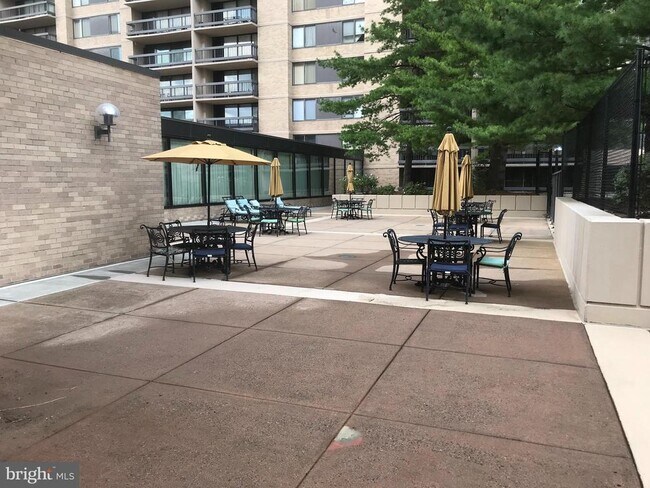 Building Photo - 3705 S George Mason Dr
