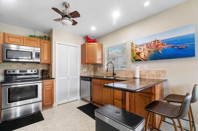 Primary Photo - 2757 NE 29th Ave