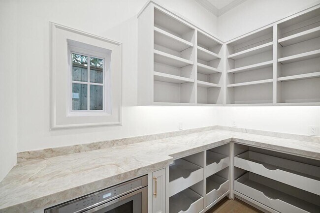 Building Photo - 2214 Bartlett St