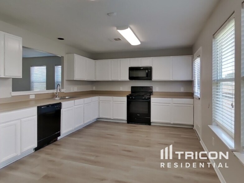 Building Photo - 6448 Mountain Pines Ln