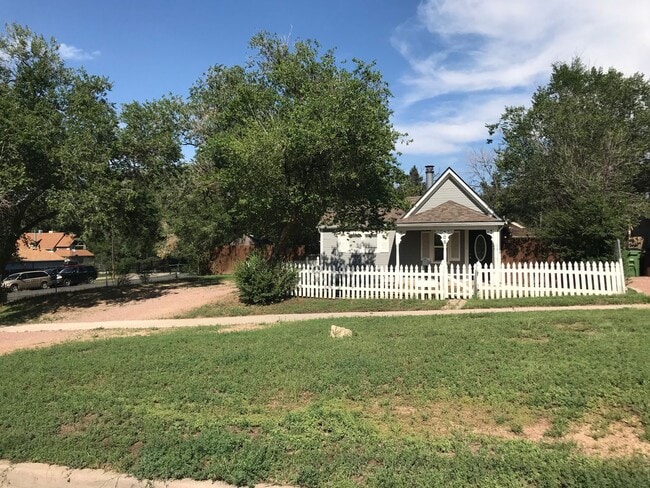 Building Photo - 2 Bed 1 Bath - Fully Renovated - Available...