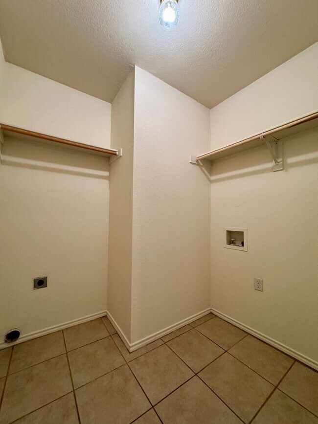 Building Photo - 3016 Clydesdale Way