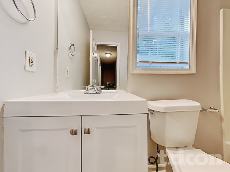 Building Photo - 5569 Princeton Oaks Ln