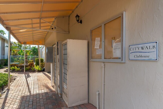 Building Photo - Conveniently located, furnished, 2 Bed, 2 ...