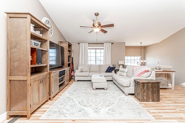 Building Photo - Spacious Single Family Home