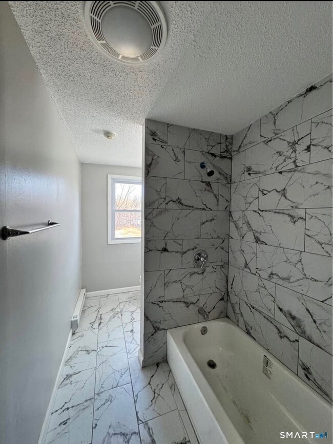 Building Photo - 682 Old Colony Rd