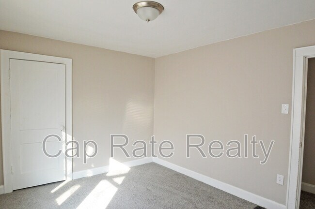 Building Photo - 1111 E 22nd Ave